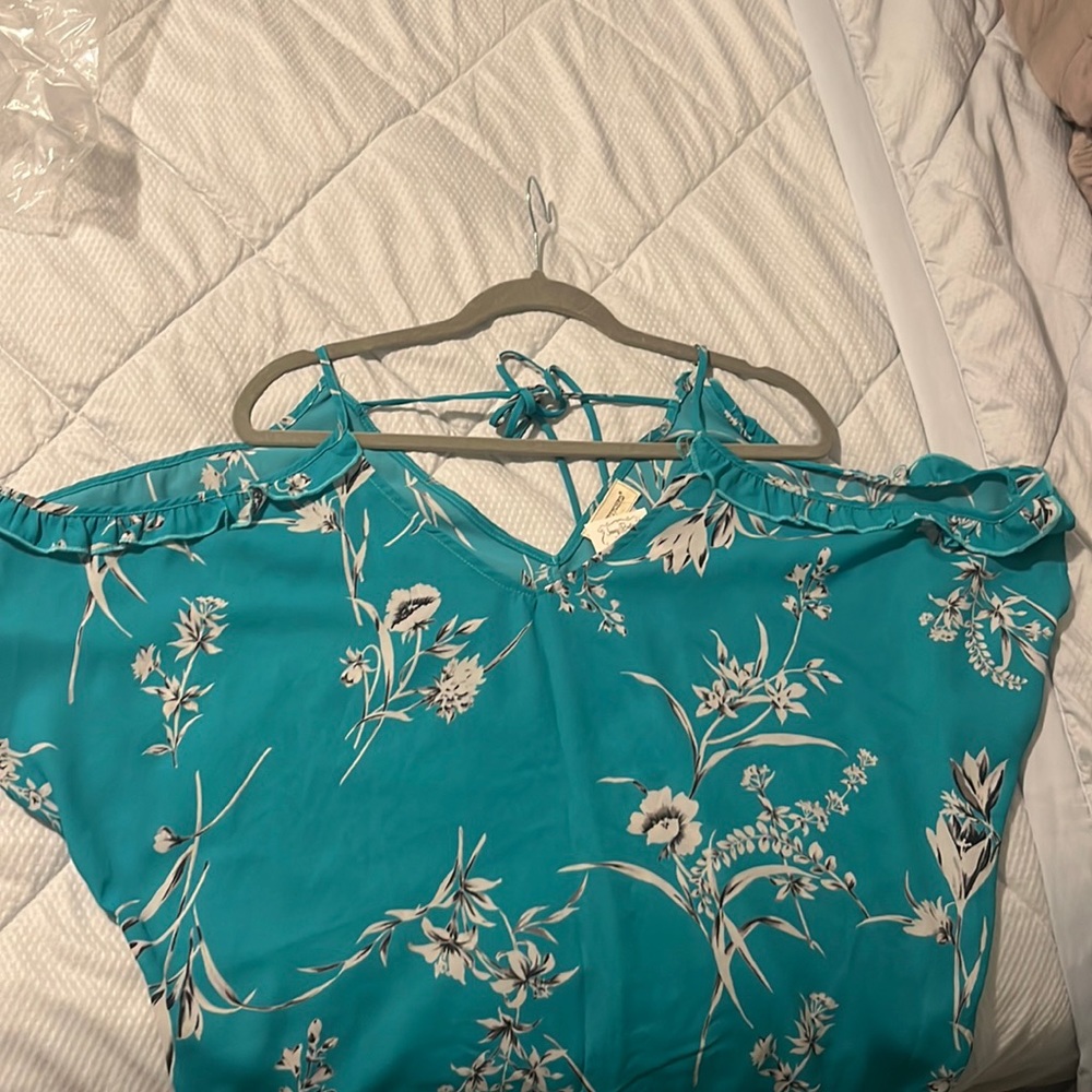 Adorable top, batwing with cutout arms and tie back, never worn still has tags